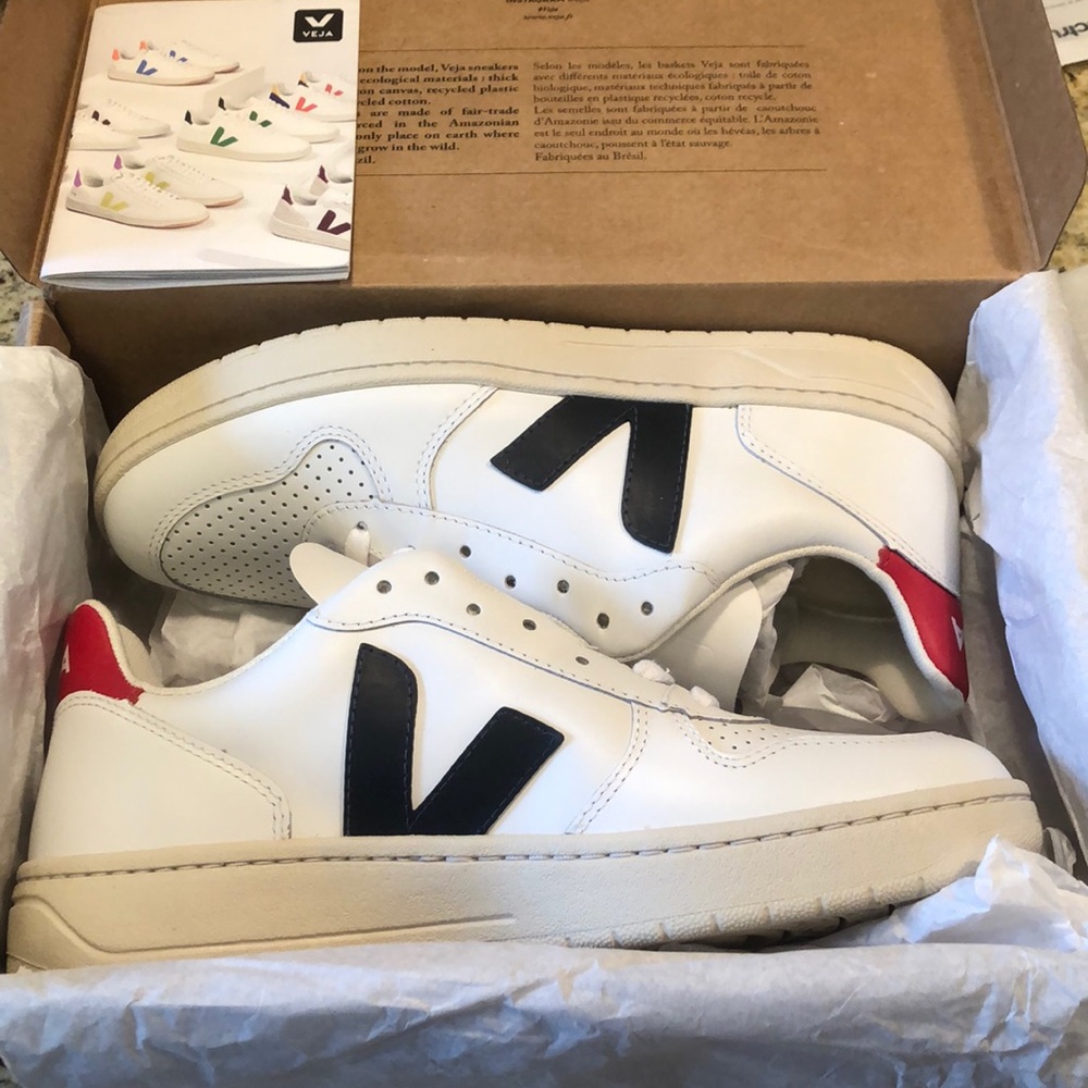 NIB Veja V-10 sneakers